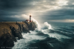 Default_a_lighthouse_on_a_sea_cliff_under_strong_waves_The_lig_0